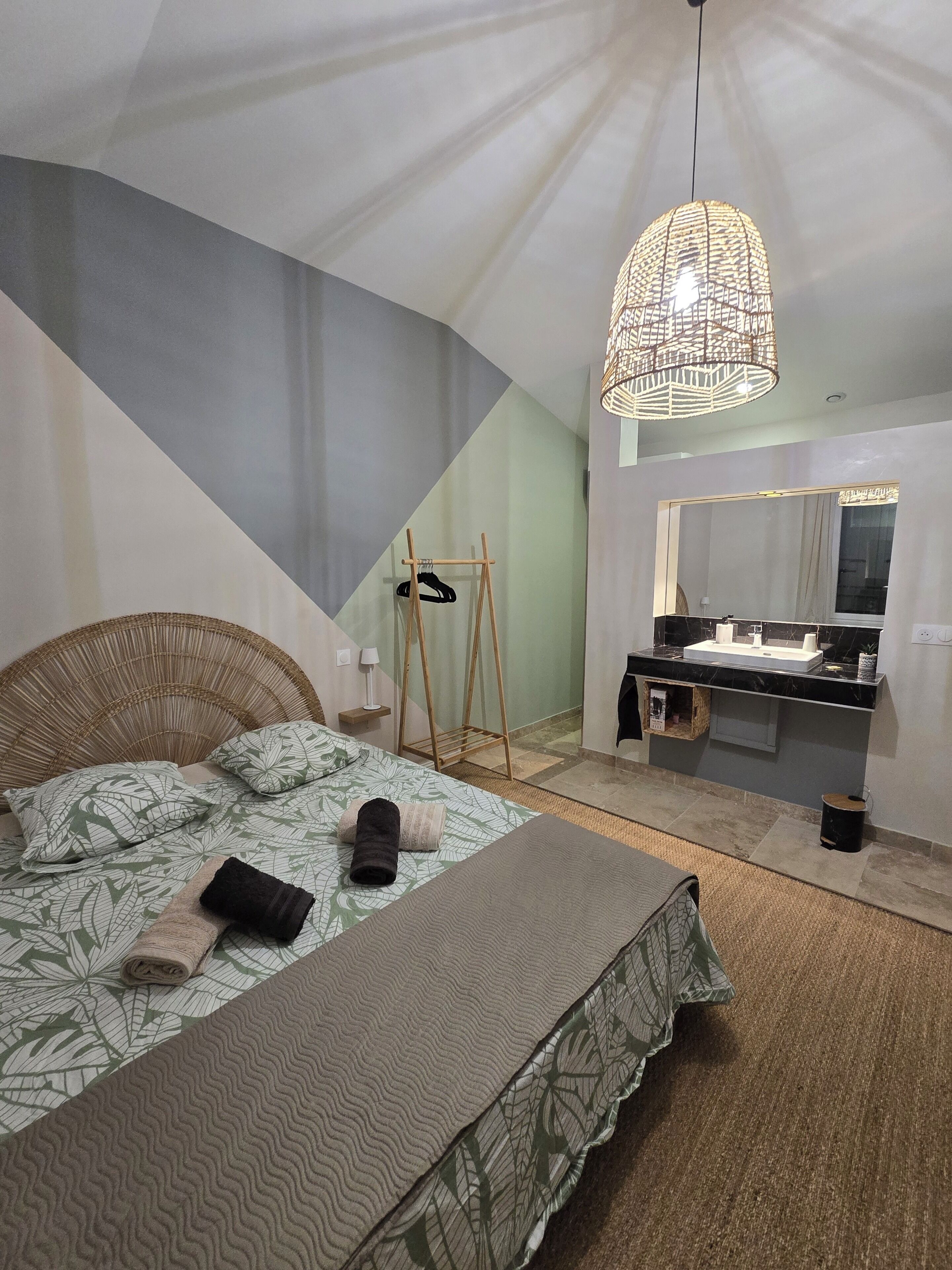 4 bedrooms, travel crib, WiFi, bed sheets