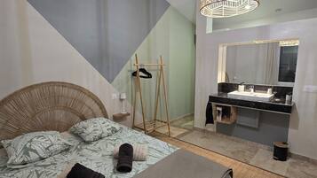 4 bedrooms, travel crib, WiFi, bed sheets