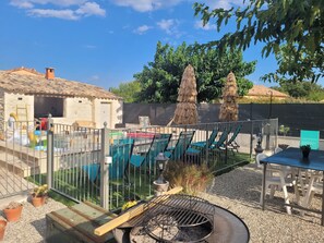 Outdoor dining - Vrbo Property (Lapalud)