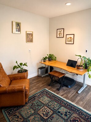Interior - Lovely Tiny Home, Edge of Pisgah, Bold Creek. Sauna, Cowork Lounge, Market (Barnardsville)