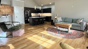 A modern apartment with a kitchen, living room, and a dining area. - 2 King beds! Sleep like royalty in this cozy, intimate, and brand-new house (Scottsville)