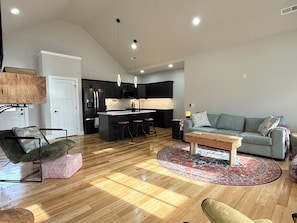 Eine moderne Wohnung mit Küche, Wohnzimmer und Essbereich.