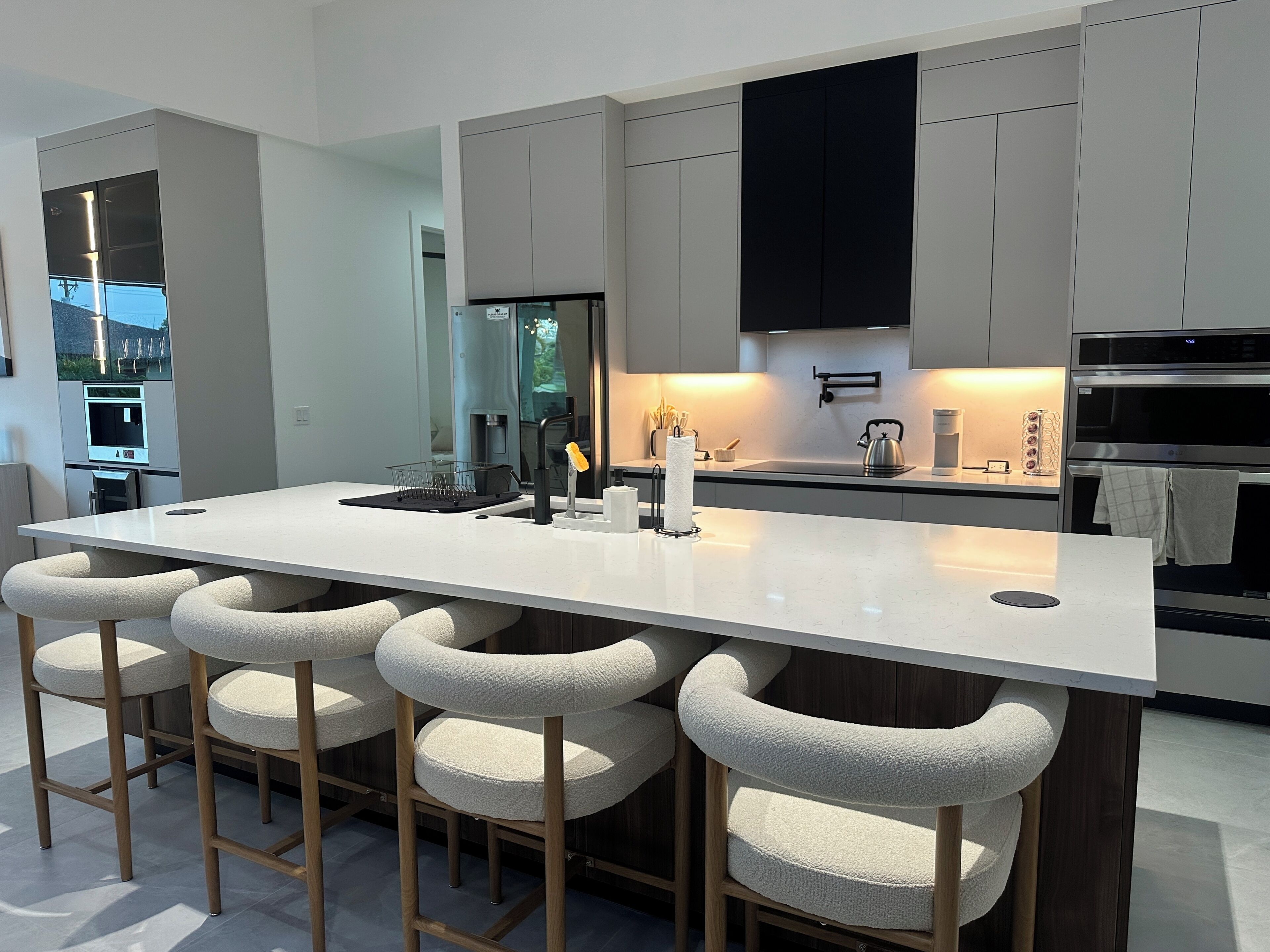 Geladeira, micro-ondas, fogão, cooktop