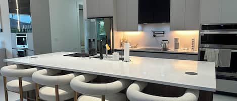 Geladeira, micro-ondas, fogão, cooktop