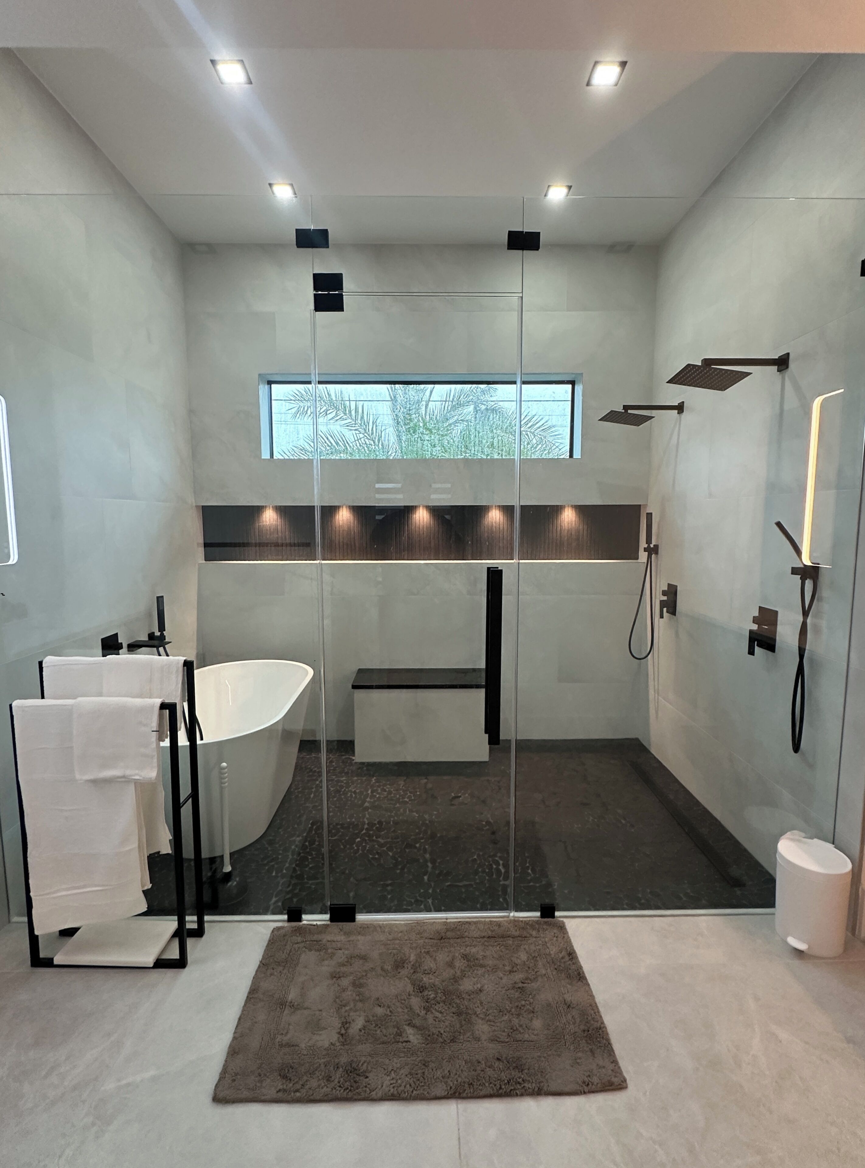 Douche, articles de toilette écologiques, séchoir à cheveux