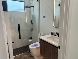 Bruser, miljøvenlige toiletartikler, hårtørrer, håndklæder