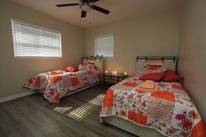 2 quartos, ferros/tábuas de passar roupa, Wi-Fi, roupa de cama
