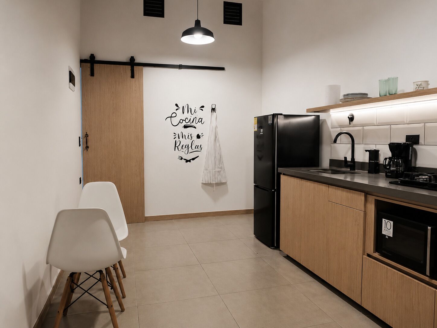 Superior loft, 1 tweepersoonsbed, keuken | Privékeuken | Een koelkast/vriezer, een magnetron, kookgerei, borden en bestek