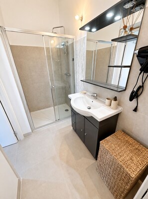 Hair dryer, towels, toilet paper - Vrbo Property (Calvi)