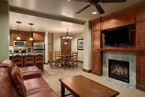 Living area - beautiful 3-bedroom condo with AC in gorgeous Breckenridge. (Breckenridge)