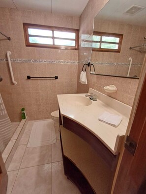 Deluxe Studio Suite, Balcony | Bathroom | Towels, soap, shampoo, toilet paper - Hotel Gracia (San Juan del Sur)