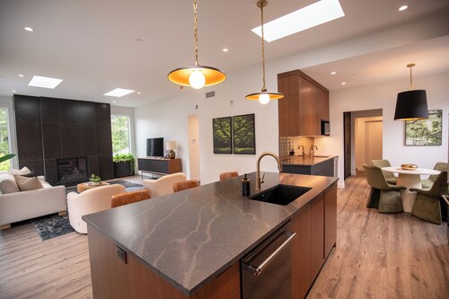 Designer Penthouse | 3BR+Office | Private Patio | Qualicum Beach | Suite 301