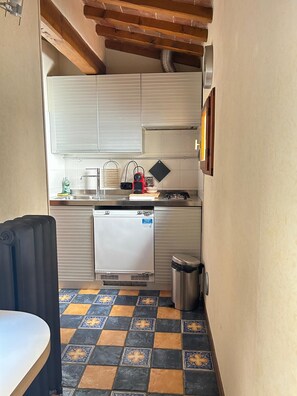 Kühlschrank, Herdplatte, Wasserkocher, Toaster