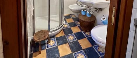 Douche, séchoir à cheveux, bidet, serviettes fournies