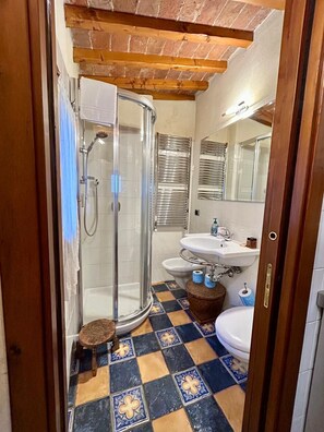 Doccia, asciugacapelli, bidet, asciugamani