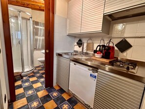 Fridge, stovetop, electric kettle, toaster - Vrbo Property (Firenze)