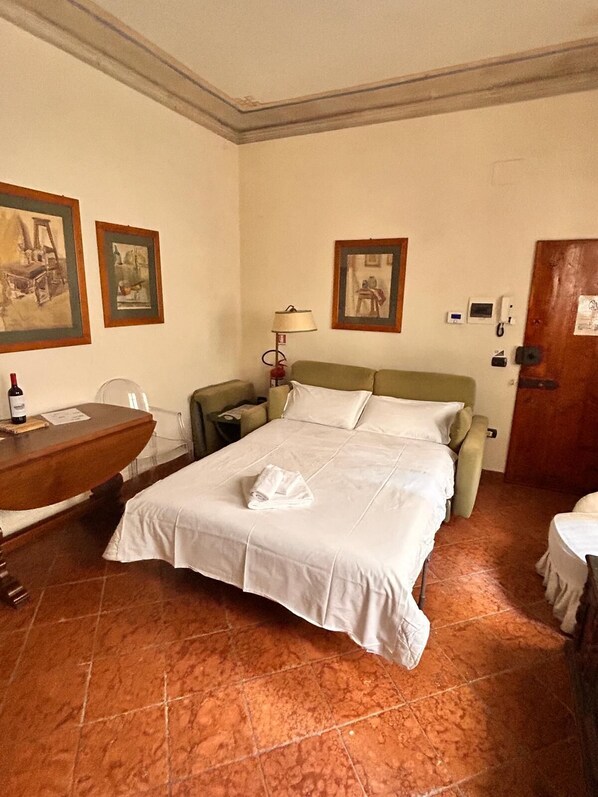 In-room safe, iron/ironing board, free WiFi, bed sheets - Vrbo Property (Firenze)