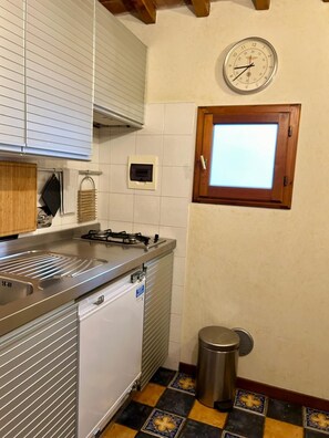 Kylskåp, spishäll, vattenkokare och brödrost