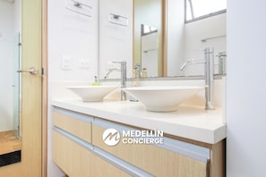 Secadora de cabello, toallas, jabón, papel de baño