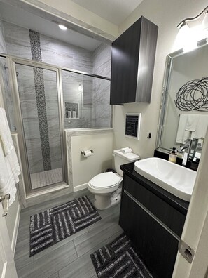 Dusche, Handtücher, Seife, Toilettenpapier