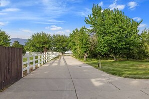 Property grounds - West Wing at The Orchard - 10 ppl - Pickleball (Riverton)