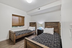 Travel cot, WiFi, bed sheets - West Wing at The Orchard - 10 ppl - Pickleball (Riverton)