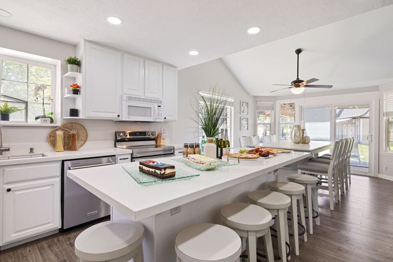 Fridge, microwave, oven, stovetop. West Wing at The Orchard - 10 ppl - Pickleball