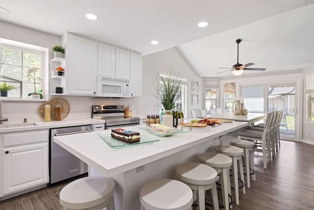 Fridge, microwave, oven, stovetop. West Wing at The Orchard - 10 ppl - Pickleball