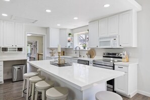 Fridge, microwave, oven, stovetop - The Orchard - Double Pickleball - 30 ppl - 10,000 sqft - 2 acres (Riverton)