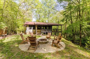 Terrace/patio - Waterfront Cabin with Waterfall View, Private Firepit & Hiking Trails, WiFi (Robbinsville)