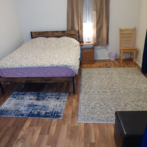 2 bedrooms, iron/ironing board, WiFi, bed sheets - 2-bedroom apt at edge of historic downtown Hancock & near Portage Lake w AC (Hancock)