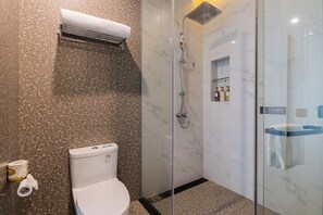 Comfort-dobbeltværelse - byudsigt | Badeværelse | Bruser, brusehoved med spredningseffekt, designertoiletartikler