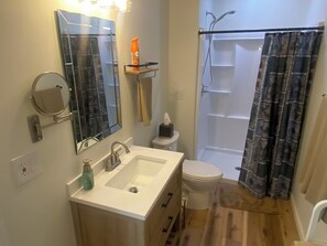 Dusche, Haartrockner, Handtücher, Seife