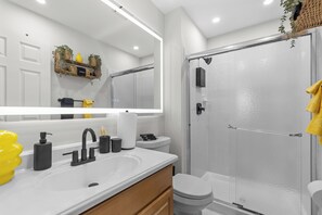 Douche, sèche-cheveux, serviettes fournies, savon