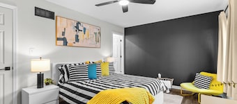 Vivid Luxe Retreat: Luxury 2BR Townhouse