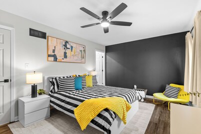 Vivid Luxe Retreat: Luxury 2BR Townhouse