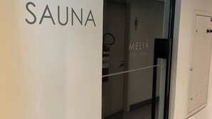 Een muur met de tekst 'SAUNA', wat een sauna aangeeft.