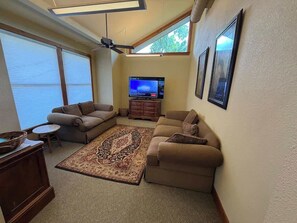TV, offices - Awesome Lakehouse Unit at the Holiday Island Lodge (Holiday Island)
