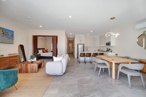 Ein modernes Interieur mit Wohnbereich, Essbereich und Küche.