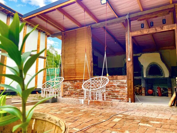 Terrace/patio - Cozy 2-bedroom cabin in beautiful Ribița with AC (Ribița)