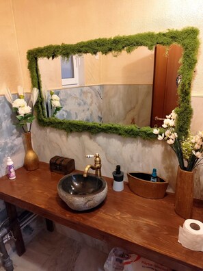 Bathroom - Cozy 2-bedroom cabin in beautiful Ribița with AC (Ribița)