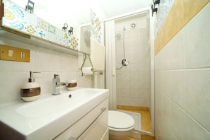 Een douche, een haardroger, handdoeken, zeep