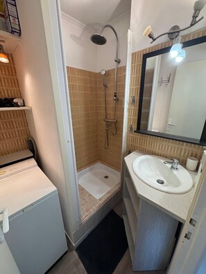 Douche, serviettes fournies