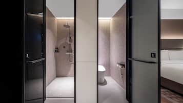 Shower, rainfall showerhead, free toiletries, hair dryer