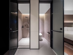 A modern bathroom with a shower, toilet, and sink. - Intercity Hotel Guanyinqiao Chongqing (Chongqing)