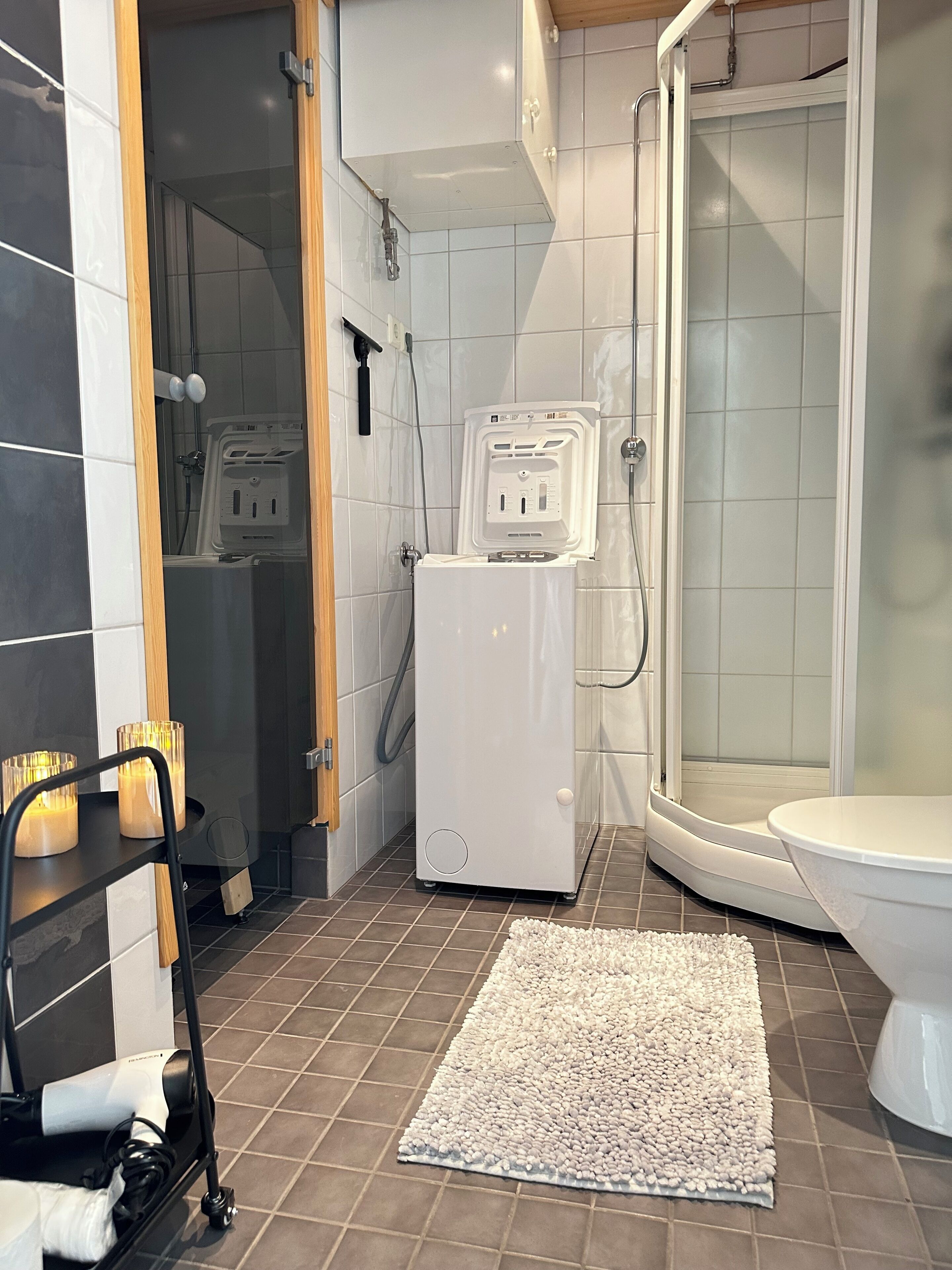 Douche, sèche-cheveux, bidet, serviettes fournies