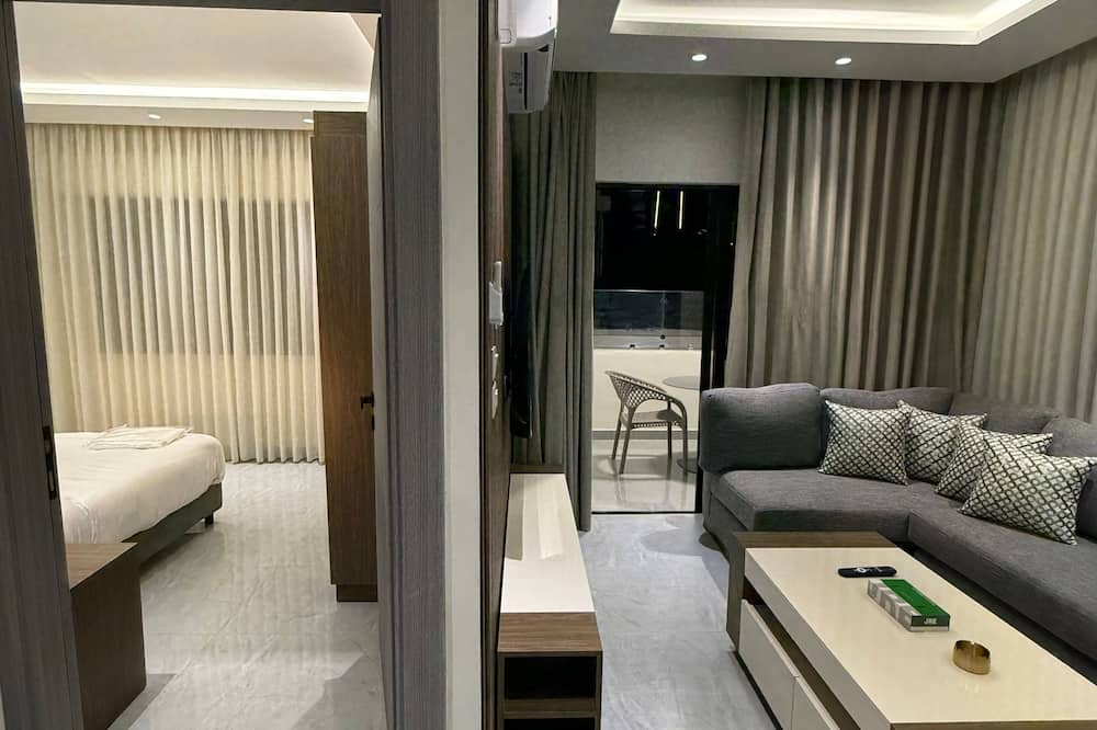 001 JRE Apartment With Stunning Boulevard Veiw