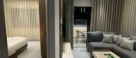 Apartment, 1 Bedroom, Accessible, Smoking | Living room