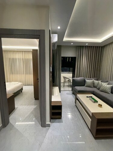 001 JRE Apartment With Stunning Boulevard Veiw
