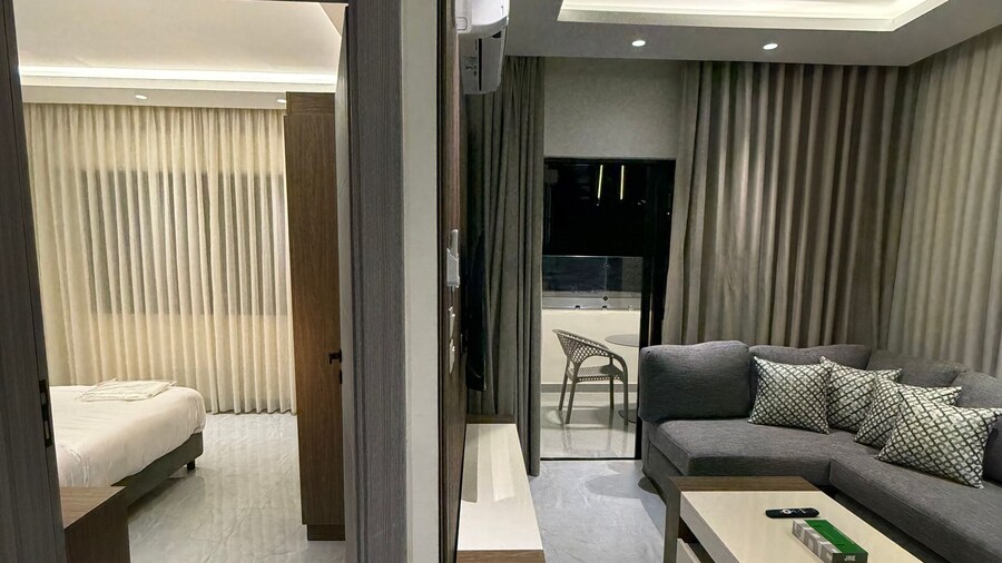 001 JRE Apartment With Stunning Boulevard Veiw